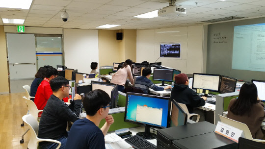 IT업계가 디지털 교육지원 활동을 활발하게 펼치고 있다. 사진은 SK㈜ C&C의 ICT 교육·취업지원 프로그램 참가자들이 기술교육을 받고 있는 모습.       SK㈜ C&C 제공